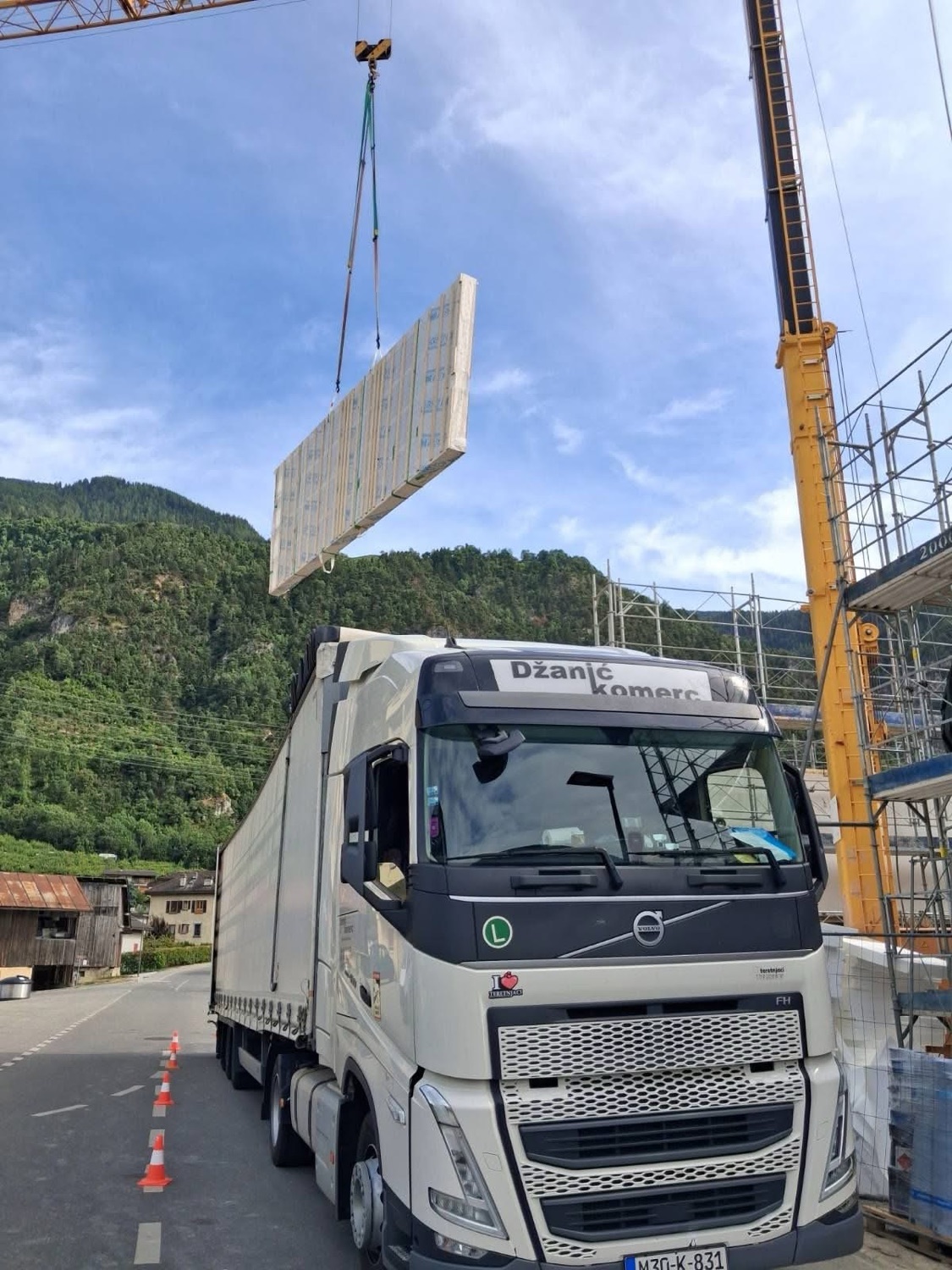 Volvo FH Dzanic Komerc na gradilištu — istovar građevinskog materijala dizalicom